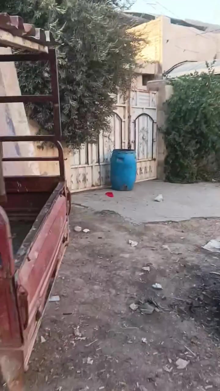 سلام عليكم عندي خشب البيع نضيف ***********
