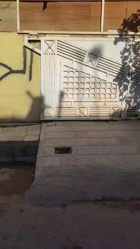 البيت مساحته ٢٠٠متر قاطين يحتوي على درج داخلي ودرج خارجي العنوان ميسان حي لكرامه دبيسات شارع ناصر باله مو اول فرع ثاني فرع عله ايدك اليمنيه مقابل مستشفى لقلب تركي جديد ***********
