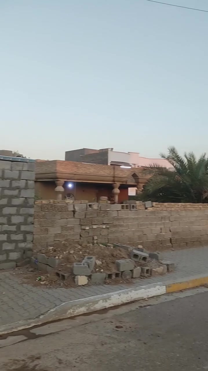 بيت في التاجي هور الباشا
.... العرض 5 نزال 33 ونص 
.... يتكون من استقبال 
.... غرفتين
...... صاله
...... مطبخ
.... حمام 
. بيت كامل  بس الاستقبال بعدهه ما مكمله الي يحب يشتري يراسلني خاص او يتصل على هاذ الرقم 
.. ***********

.. بي واتساب
