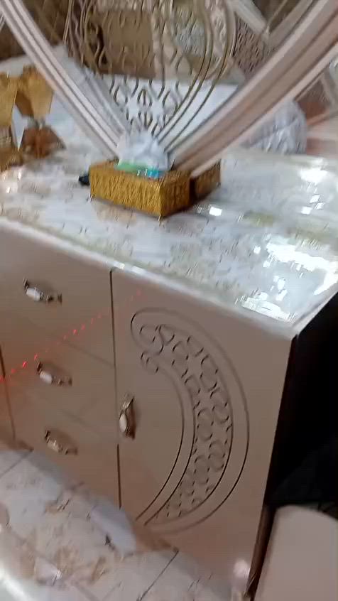 السلام عليكم غرفة نوم تركي 8 قطع حجم جبير مستخدم منه بس الكنتور والجرباية وميز توالت والباقي بالكارتون مامستخدم لان مكان زغير سعره 750 وبيه مجال بسيط ***********
