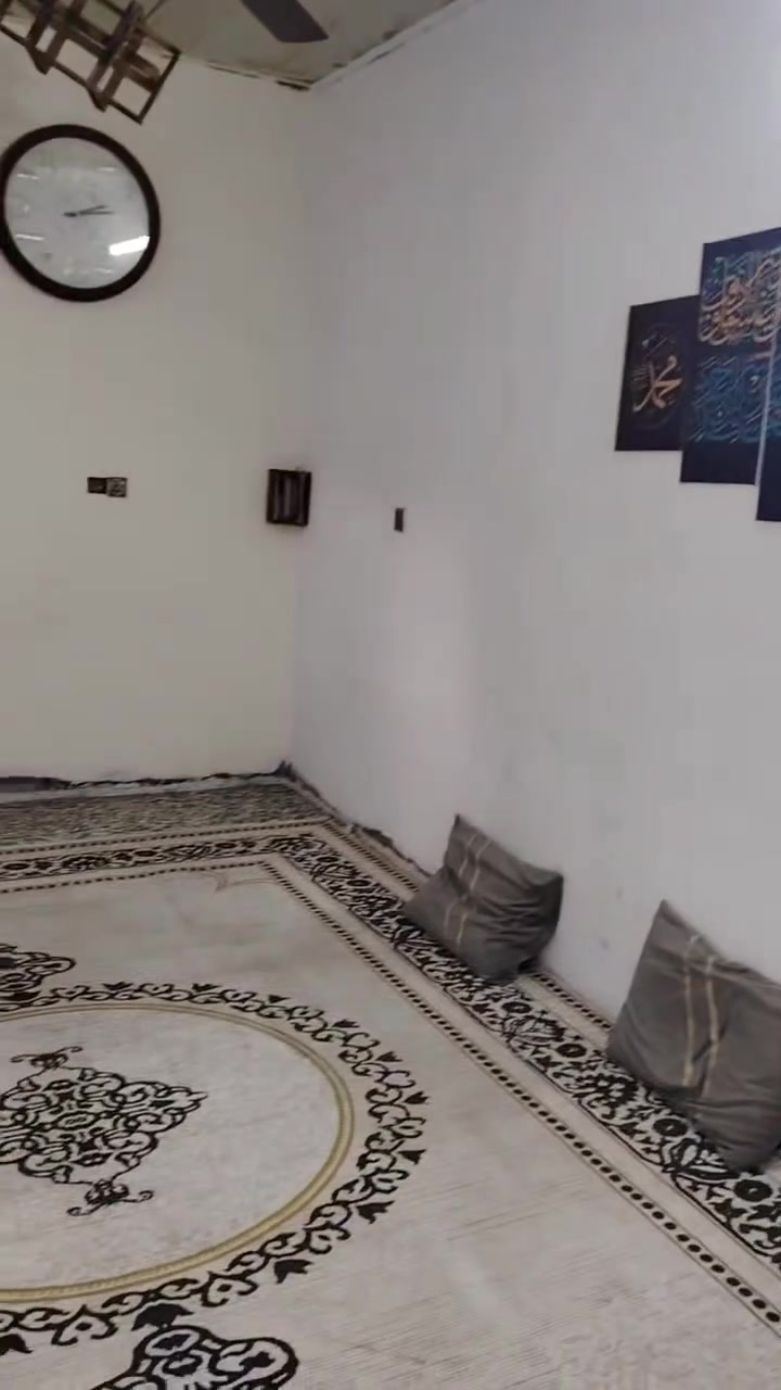 بيت للبيع واقع حال قريب عل مستشفئ الزهرواي البيت عل شارع عام مرتب وحلو الاستفسار الاتصال عل رقم(***********)

ستقبال + غرفه نوم عدد (2) مطبخ صحيات كامل البيت
