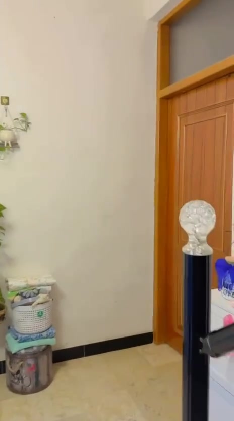 سلام عليكم بيت لبيع المساحه 54 متر
بيت طابو صرف الواجه6
النزال9
يتكون من ثلاث طوابق
ويتكون من 3 حمامات 
واربع غرف نوم 
غرفتان صغار
وغرفتان كبار 
وتكون حديقه المساحه 80 متر 
البيت بناء درجه اولا تم بناءه 2025
فه البيته حالته جدا ممتاز

عنواني بغداد البياع رسالة ثالثه 
السعر خاص سعر مناسب جدا وقابل لتفاوض
اتصال رقم ***********

