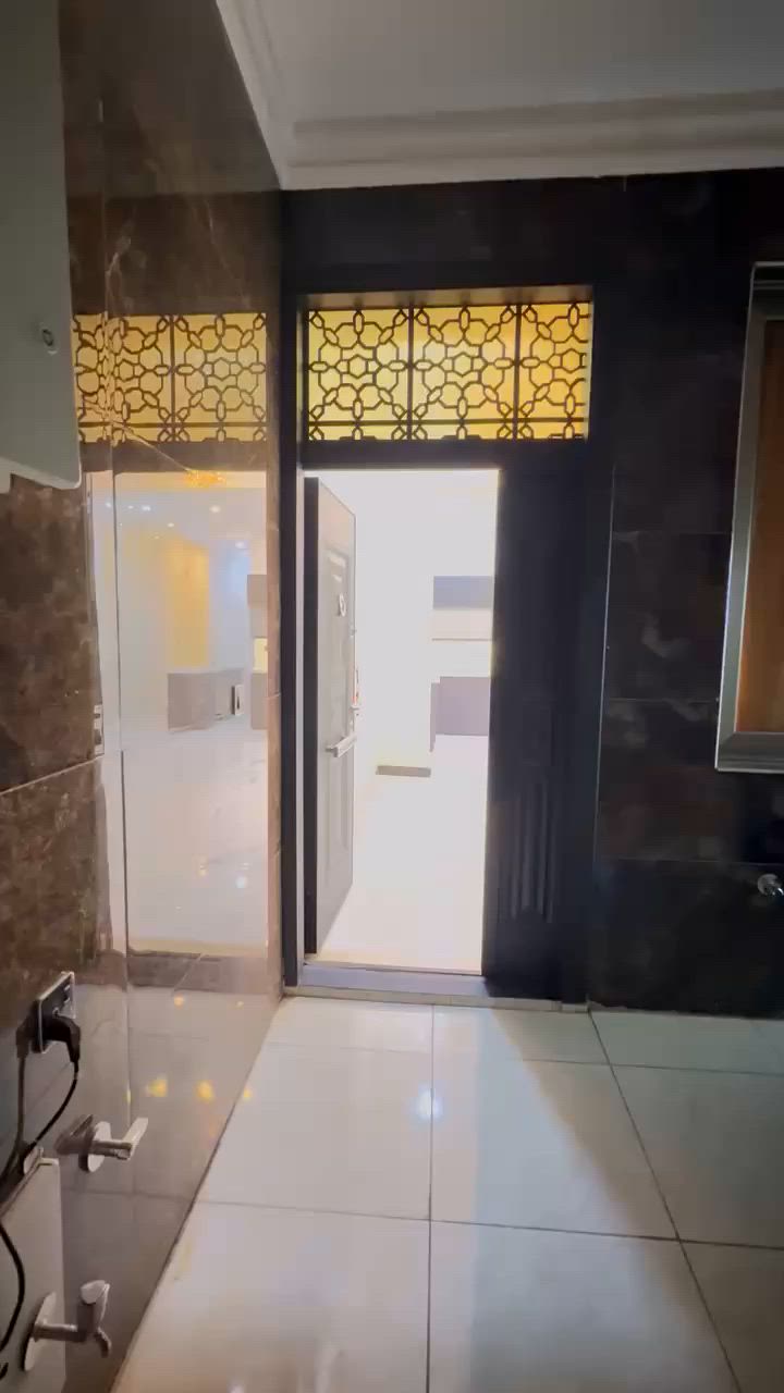 سلام عليكم دار مساحة 100 متر للبيع 3 طوابق ونصف كل طابق يحتوي على غرفتين نوم وصاله ومطبخ مفتوحه وحمام نظام شقق منعزلات البيت جديد جداً الموقع حي الخليج الواقع على سريع محمد القاسم خلف مجمع الزهور 

للاستفسار الاتصال : ***********
