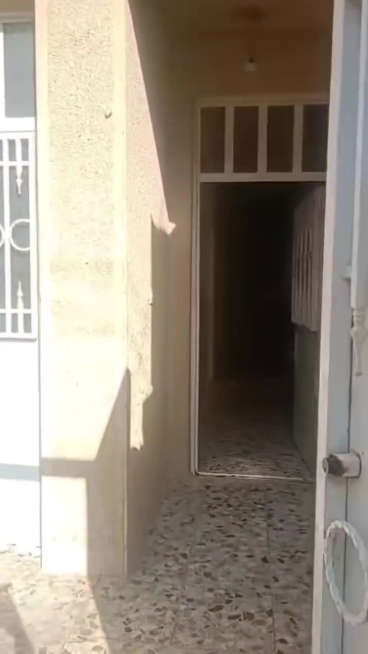 للبيع دار مساحه ١٠٠ متر طابو زراعي سند ٢٥ منطقة البلديات حي التراث الزراعي الدار طابق واحد يحتوي على استقبال وممر وصاله من ضمنه المطبخ وخدمات وغرفة نوم وفوق بيتونه وسطحين كبيره الدار حاليا فارغ يعني اليشتريه كبل يستلمه السعر مناسب بلنسبه للأسعار مال المنطقه والموقع فرع عريض السعر ١١٣ مليون للإستفسار مع رقم مكتب المستقبل ***********خلف مطعم الهلالي مطعم خلدون سابقا

