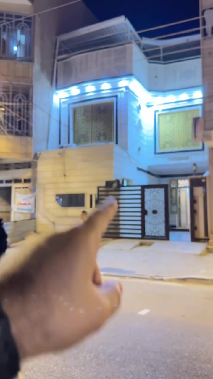 🏡 بيت للبيع – الجمعيات | شارع بسكويته

📍 موقع مميز جداً على شارع بسكويته

📐 المساحة: 150 م²
📏 الواجهة: 7.5 م
📏 النزال: 20 م
🏠 العقار: طابقان

🏠 مكونات العقار

🔹 الطابق الأول:

* كراج
* استقبال
* مجمع صحيات خاص بالضيوف
* صالة
* مطبخ
* غرفتا نوم
* مجمع صحيات

🔹 الطابق الثاني:

* صالة كبيرة
* غرفتا نوم
* غرفة ثالثة تحتاج فقط إلى تسقيف
* مجمع صحيات

💼 مناسب للاستثمار التجاري، ويمكن استغلاله كمجمع طبي، أو مشروع تجاري، أو سكني.

  سعر المتر: 4 ملايين دينار عراقي  (قابل للتفاوض).

📞 للاستفسار:
***********

🏡 عقارات الأصيل… خياركم الأمثل
