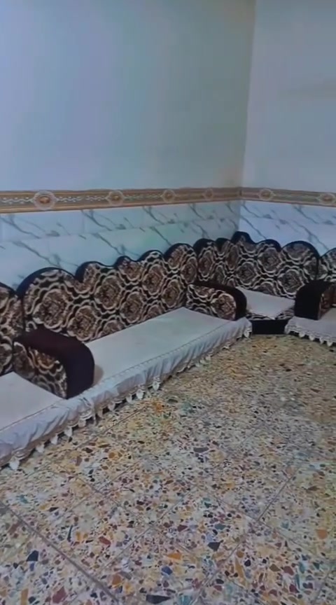 السلام عليكم بيت للبيع مساحه 100 متر نزل 20× 5 منطقه سبع قصور شارع ابو احمد بيت قبل ركن بي كافه الخدمات سند 25 يحتوي عله 4 غرف نوم مع استقبال ومطبخ وحولي وحمام وصحيات 2 لتواصل عله هذا رقم ***********
