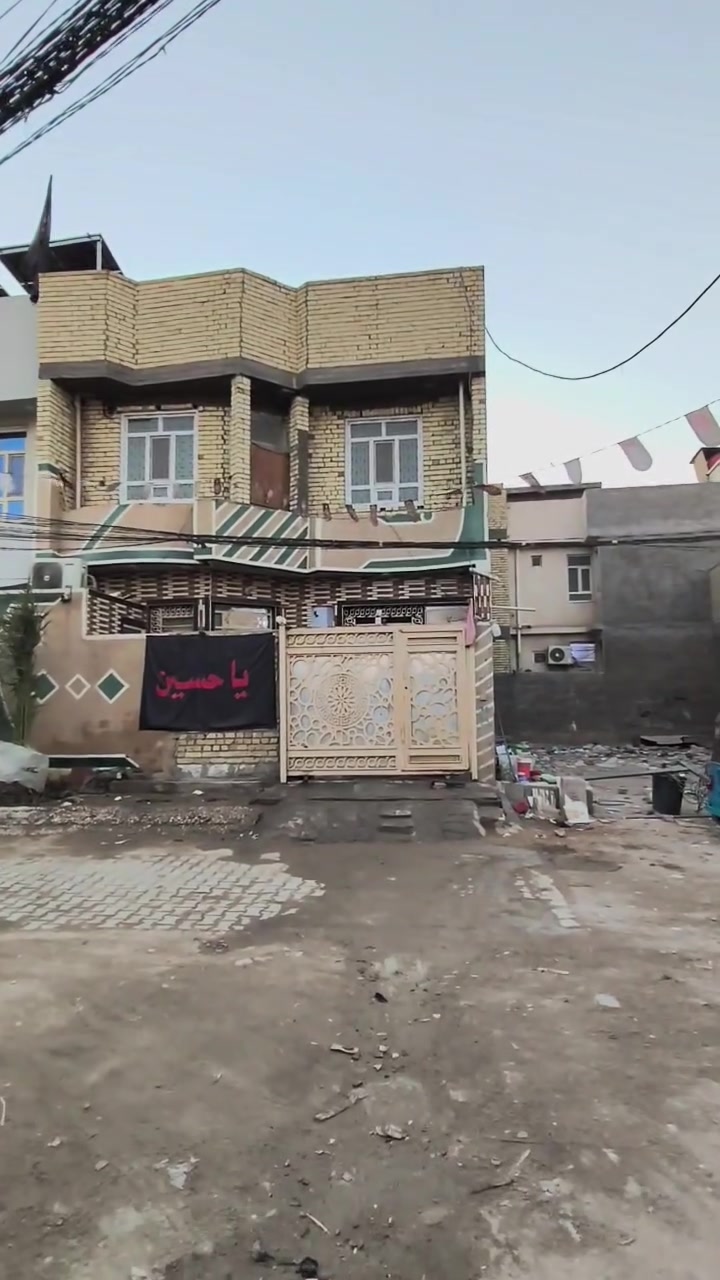 السلام عليكم  
دار للبيع  مساحة ١٢٥م طابقين بناء طابوق جمهوري
يحتوي على أربع غرف نوم
واستقبال 
وصاله عدد2
صحيات عدد3
مناور 2
مطبخ
وسطح شتايگر بغداد 
و الارضيه مرمر
شارع المقرنص قرب اسواق برتقاله قرب مستشفى الكفيل والاستفسار أكثر اتصل ***********
