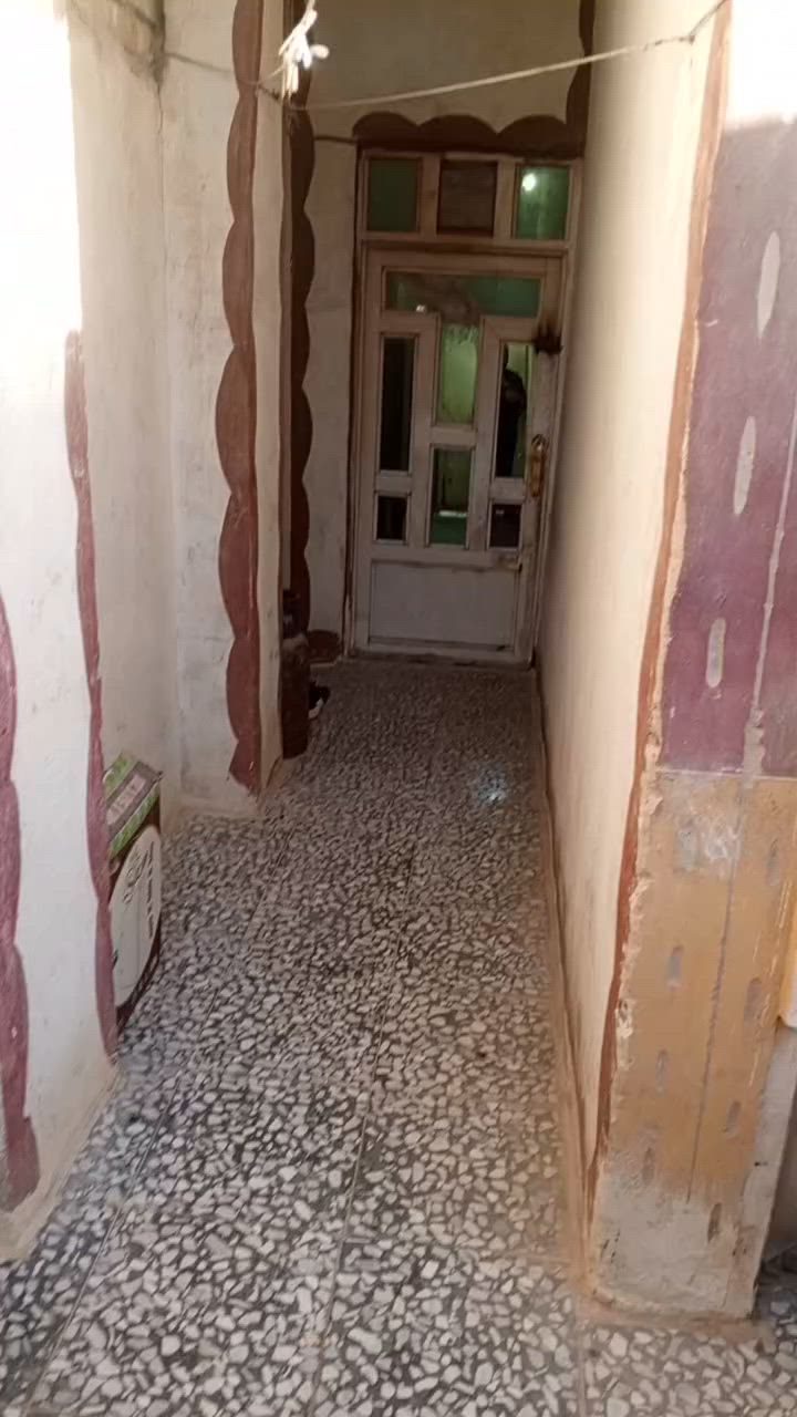بيت طابو صرف مساحة 100 متر اساس + سقف صب كونكريت يحتوي على غرفة نوم واحده + استقبال + صاله + مطبخ + حمام +تواليت خارجي + مكشوفه....  المبلغ المطلوب 90 مليون.... للاستفسار الاتصال على الرقم  ***********
