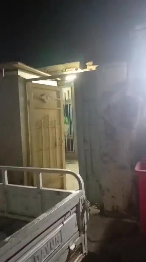 بيت 120  متر غرفه وصاله ومطبخ وستقبال وحمام داخل الغرفه وصحيات خارجيه ومطبخ حار وطارمه وغرفه فوك مخزن عايزه عگاده  وماطور ومقطوره وتوهم ماسسين مي جديد وماسسين كهرباء جديده يعني تجي كبل تسكن ماتصلح بي أي شيء سيراميك كامل ارضيه والمطبخ سيراميك للسگف وكل هذا قفله 15حاوي العباس من المولده مال علاوي الدبي تعبرون الكنطره على اليمين ثالث فرع رقمي ***********
