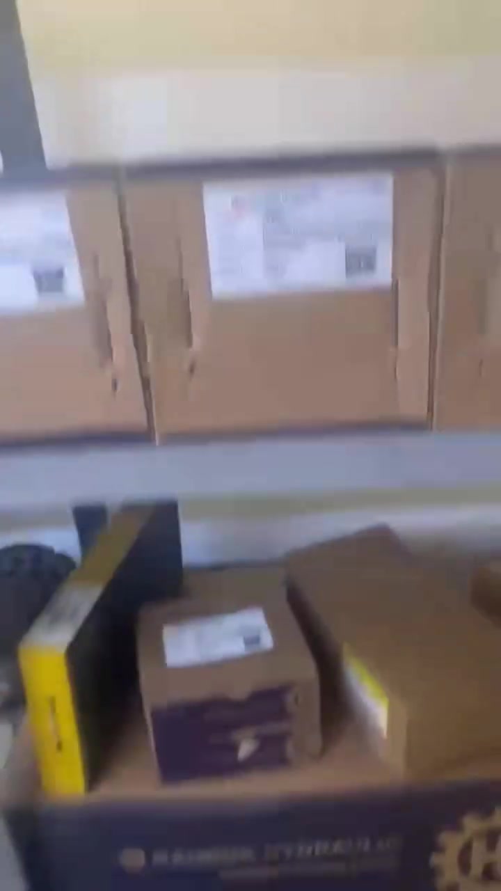 يالله 
جميع اغراض الحفارات الكبيرة والصغيرة متوفر وايضا تجفيتات كامله طوبات وكاترجات و كور رولات جدد بيم اصلي بيم كيله كله متوفر لدى النجار للهيتاشي العنوان بغداد الكرادة شارع 52 
***********////***********
