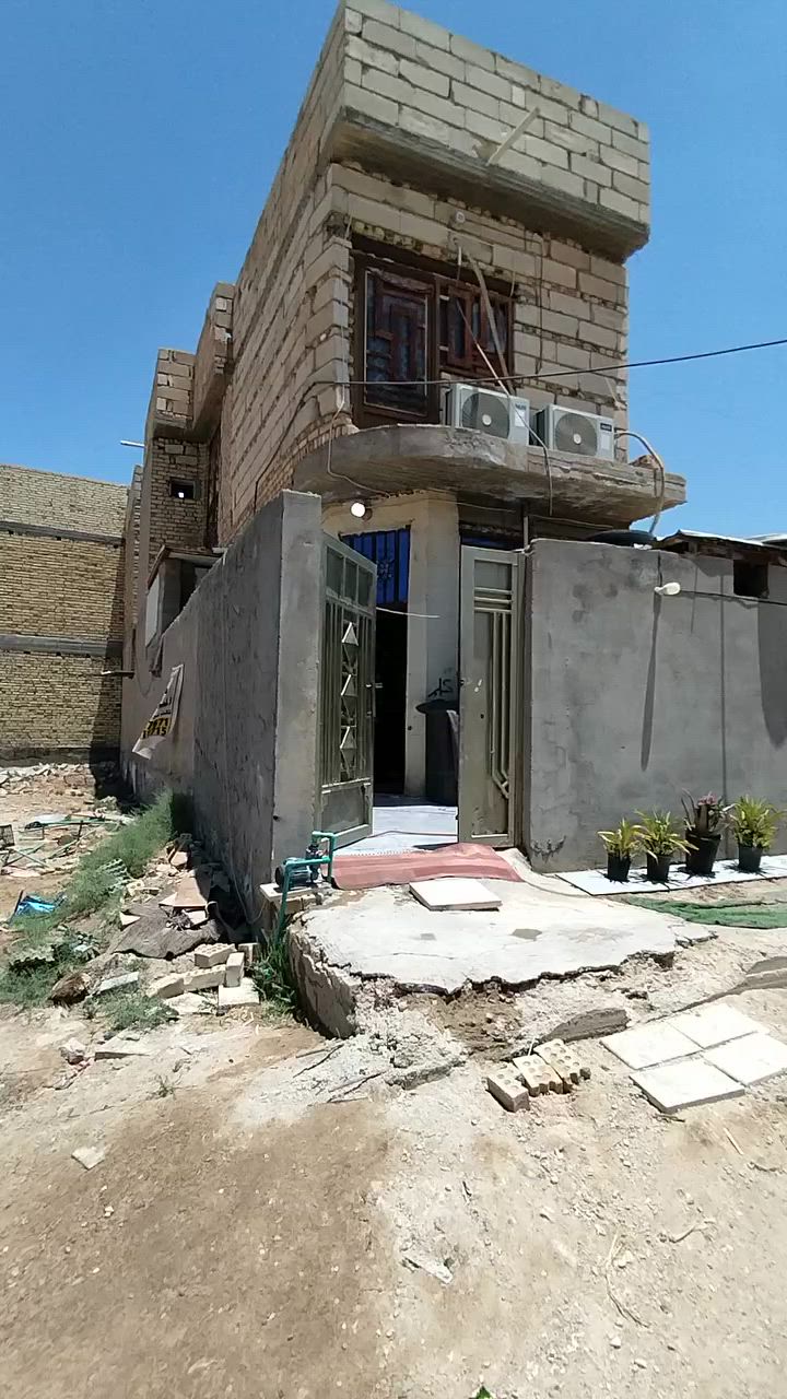 اللهم صلي على محمد وال محمد
 بيت طابو صرف المساحة 100m طابقين يحتوي على 3 غرف نوم واستقبال وصالة ومطبخ وصحيات خارجية وداخلية وبطابق الثاني ايضا صحيات التفاصيل داخل الفيديو عنوات البيت كربلاء طوريج شارع مجمع دينار يدعد عن الشارع بحدود 100m للاستفسار الاتصال على الرقم التالي *********** مكتب عقارات مدينة طويريج
