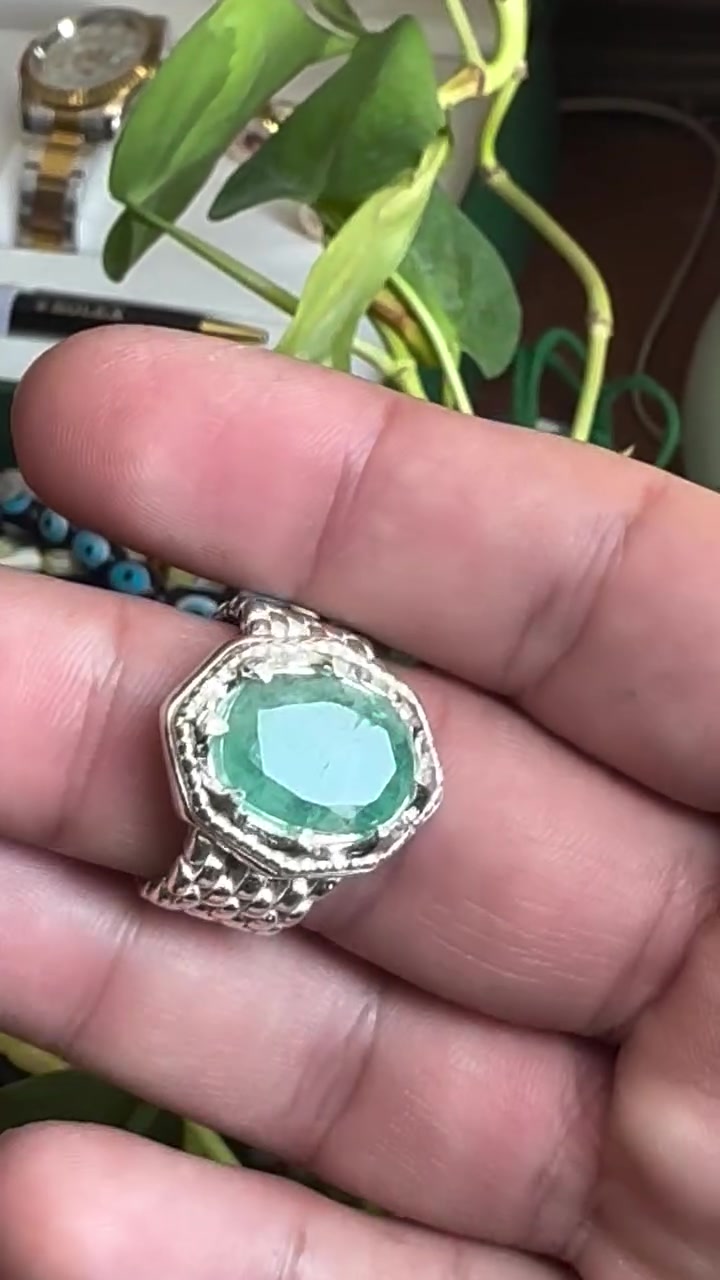 ﴿وَفِي السَّمَاءِ رِزْقُكُمْ وَمَا تُوعَدُونَ﴾
خاتم من الزمرد الهندي 
فضة 925
القياس 21-22
صياغة روليكس ثقيلة
للتواصل على الماسنجر او
موبايل واتساب : ***********
يوجد توصيل جميع المحافظات العراقية
