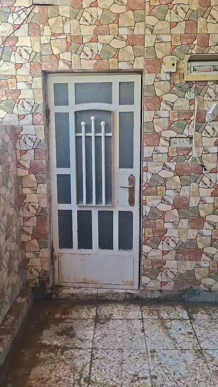​للبيع بيت طابقين في حي العامل، محلة 801
تفاصيل العقار:
​المساحة: 125 متر مربع.
​البناء: البيت يتكون من طابقين؛ الطابق الثاني بناء حديث  والطابق الأول بناء قديم (مما يمنح المشتري فرصة لتجديده حسب ذوقه الخاص أو استغلاله كما هو).
​التصميم: الطابق الثاني يحتوي على درج خارجي مستقل (قابل للإبقاء عليه أو إزالته حسب الرغبة وتصميم المشتري 
​إمكانية استثمار الطابق الثاني كشقة منفصلة أو دمجها مع البيت بالكامل.
​ملاحظة: يتوفر فيديو تفصيلي يوضح تفاصيل الطابق الثاني  وبالإمكان المعاينة المباشرة للطابقين للوقوف على التفاصيل كافة.
📞 للاستفسار والتواصل:(***********) فقط سيم كارت لايوجد واتساب
