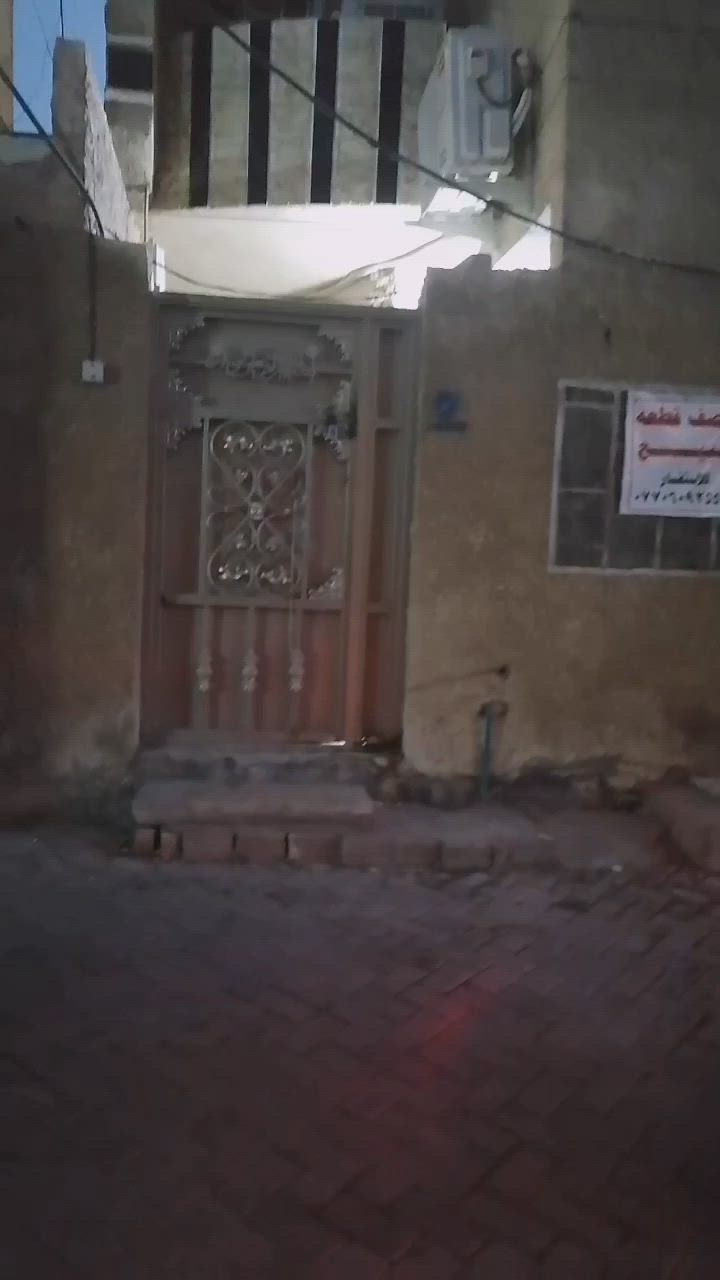 للبيع. نصف قطعة 72متر تحتوي على اربع غرف استقبال ومطبخ وغرفة وحمام داخلي ومنور نظيفه طابقين صب وسيراميك.. الطابق الثاني بلكون وغرفتان كل واحد فيها حمام. وبيتونه وصطحان ف الحمام الخارجي يحتاج تعديل.. السعر 160