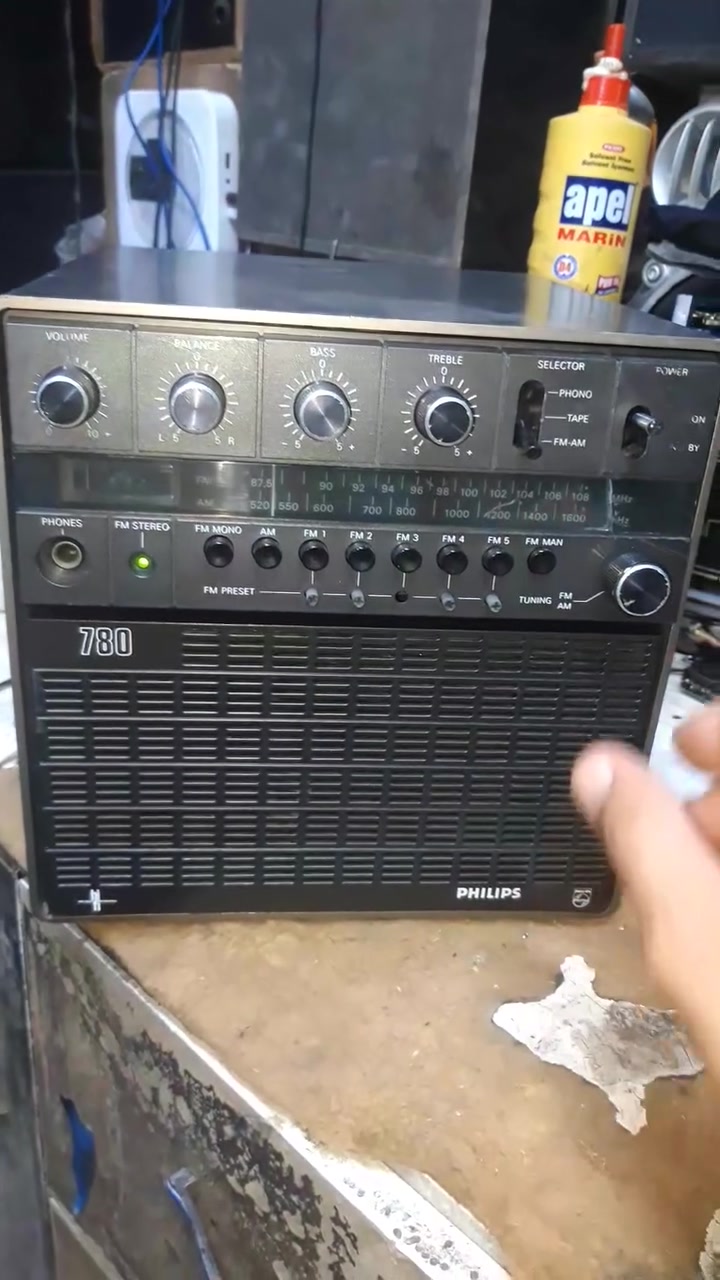 PHILIPS RADIO AMPLIFIER
SPEAKER IN - OUT
رادیو وٲمبلیفایر من شركة فلیبس صنع سویدي بي سماعة داخلی و بی مكان سماعة خارجیوبي خزن رادیو 
عنوان اربیل قریب من سوق بالة شارع اربعین مقابل مدرسة كه ل 
***********
