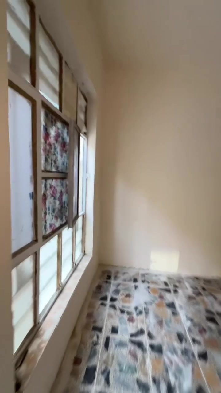 مشتمل للبيع  في كمب ساره مساحه ٦٠ متر طابقين الارضي هول وحولي ومبطبخ وخدمات والطابق الثاني ٢ غرفه نوم 
للتواصل/
***********
