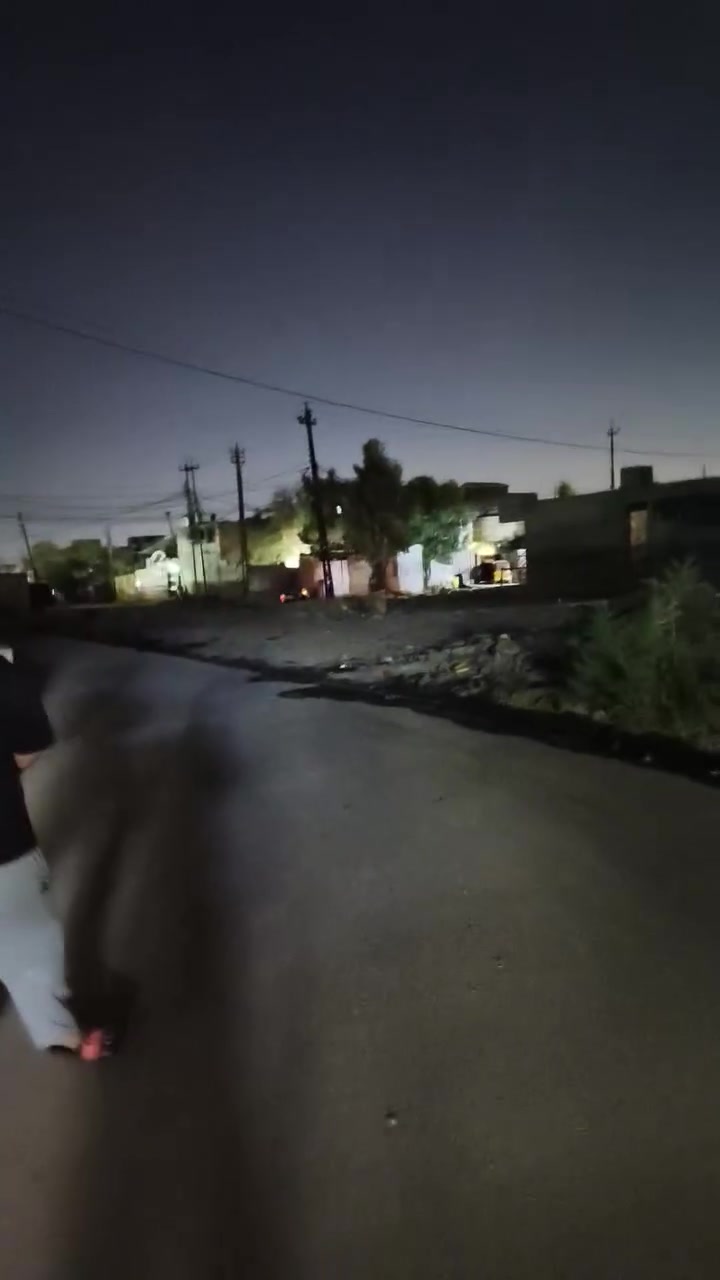 سلام عليكم بيت 200متر  بناء حديث 2024اللبيع  في منطفه  المعامل الباويه نهايت شارع المدارس قرب حسينيه أهل البيت طابو زراعي سند 25 كامل خدمات ماء خطين مجاري تبليط ببيت طابقين يحتوي علئ 4غرف نوم 2فوك و2جوه صالتي ومطبخ وحمام داخلي ومنور وستقبال وكارج السعر 65وبي مجال قليل ***********
