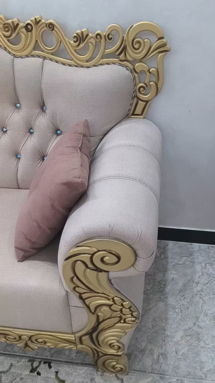 ديوان ملكي اخو الجديد  نضيف جدا مع٤طبلات صغيره و١وسطيه ماخذيه مليونين السعر الحالي مليون..المكان ناصريه الموحيه..للاستفسار ***********
