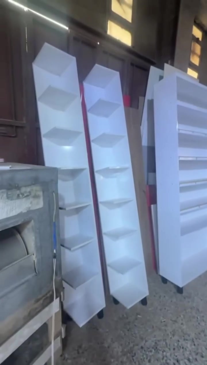 للبيع – رفوف عرض كوزمتك (خشب MDF فاخر) ✨✨

🔸 رفوف مصنوعة من خشب MDF قوي وعالي الجودة
🔸 تصميم عملي وأنيق يعطي فخامة وترتيب للمحل
🔸 تتحمل الاستخدام اليومي الثقيل بدون مشاكل 👍
🔸 مناسبة لعرض المكياج، العطور، ومنتجات العناية
🔸 حالة نظيفة جداً واستعمال خفيف – شبه جديدة

💥 توفر عليك تكلفة الجديد وتحصل على نفس الشكل الراقي

📍 الموقع: البلديات
📞 للاستفسار والحجز: (***********)

 🚨
