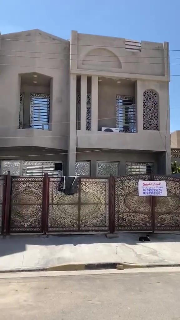 بيت للبيع حي العامل محله ٨٠٧
٢٥٠متر يباع ١٥٠ و ١٠٠ متر
بيت ١٥٠ يتكون الطابق الارضي  صاله+ حولي +مطبخ+ صحيات خارجي+صحيات داخلي +غرفه نوم كبيره+منور
الطابق الثاني يتكون من ٣ غرف وصحيات +حولي كبير + الطابق الثالث بيتونه كبيره
بيت ١٠٠متر يتكون من الطابق الارضي صاله +مطبخ +غرفه نوم+صحيات +منور+الطابق الثاني يتكون من ٢ غرف +صحيات +الطابق الثالث بيتونه
للتواصل على الرقم *********** يوجد واتساب
