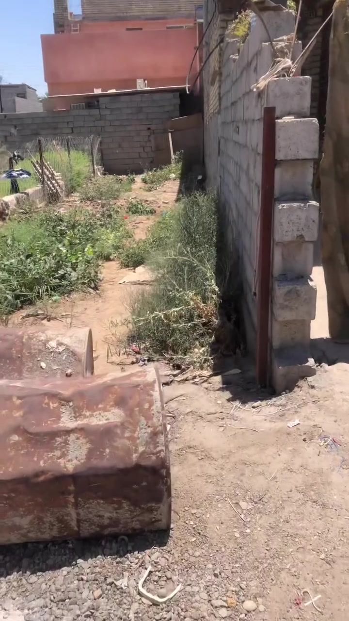 السلام عليكم قطعه ارض للبيع المساحه ١٠٠ م الواجها ٤ م النزال ٢٥ م كميره بستان غالب *********** الخاص مفتوح واتساب مفتوح للستفسار
