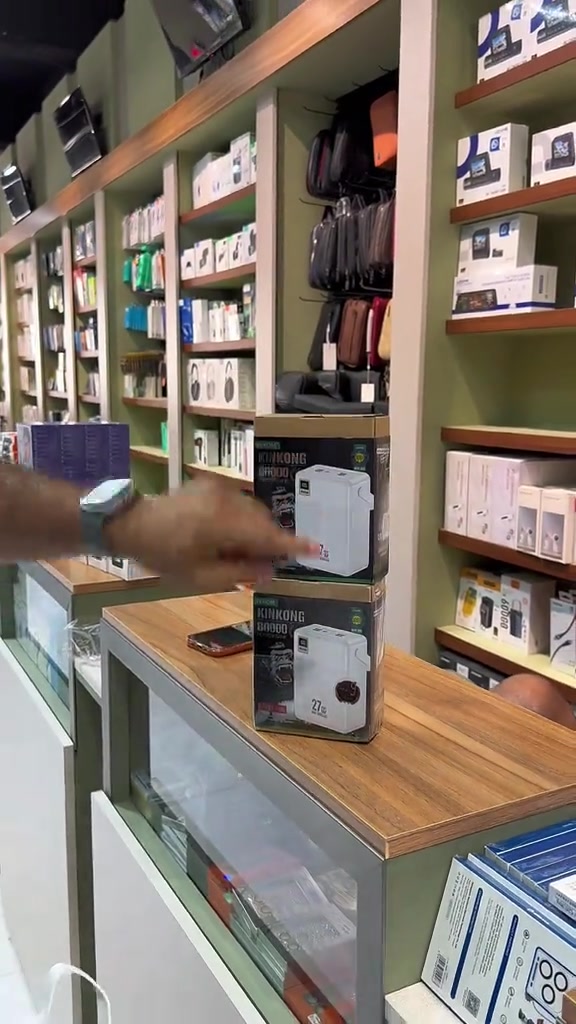 🔋 باور بانك Wekome WP-99 KingKong 80000mAh 27W ⚡ لا تخلي بطارية أجهزتك تخلص بعد اليوم! 💪 باور بانك Wekome WP-99 KingKong بسعة ضخمة 80000mAh يمنحك طاقة تدوم لفترة طويلة، مع شحن سريع بقوة 27W ليشحن هاتفك وأجهزتك بكفاءة وسرعة. ✨ المميزات: 🔹 سعة هائلة 80000mAh مناسبة للسفر والرحلات والاستخدام اليومي. 🔹 يدعم الشحن السريع 27W لتوفير الوقت. 🔹 إمكانية شحن أكثر من جهاز في نفس الوقت. 🔹 شاشة رقمية لعرض نسبة البطارية بدقة. 🔹 مزود بإضاءة LED قوية للطوارئ والتخييم والاستخدام الليلي. 🔹 تصميم عملي وأنيق مع خامات عالية الجودة. 💰 السعر: 55,000 دينار عراقي فقط. 🚚 التوصيل: 5,000 دينار إلى جميع محافظات العراق. 📞 للطلب والاستفسار: *********** #creatorsearchinsights #alixmiamiswimsuit 
