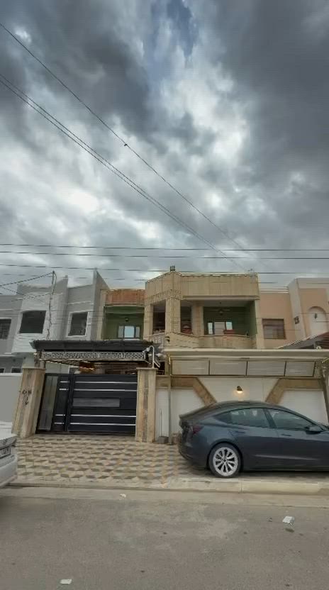 بيت للبيع 
المساحة 300 متر الواجهة 10 نزال 30 
البيت طابقين يتكون من 
4 غرف نوم 
مجاميع صحية في الطابقين
مطبخ حار وبارد
وصالة واستقبال
الواجهة حجر وارضية الطابق الاول مرمر بالكامل
الموقع : شارع جليل القصاب 
للاستفسار الاتصال على : ***********
