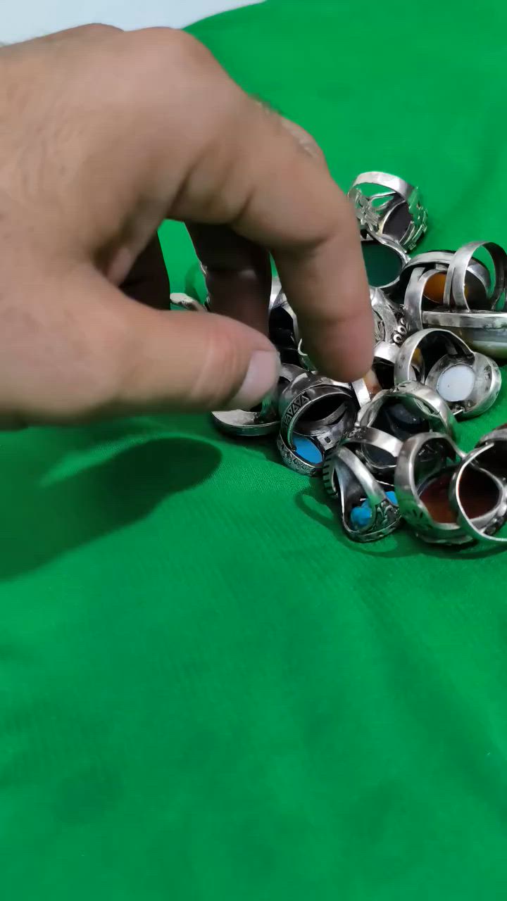 العدد 22 محبس 
فضة 925 صياغات يدوية وقالب 
ينباعن شلع 
او مفرد


**إذا كنت صاحب هذا الإعلان وتريد حذفه لأي سبب، رجاءا أرسل رسالة إلى الدعم الفني**
