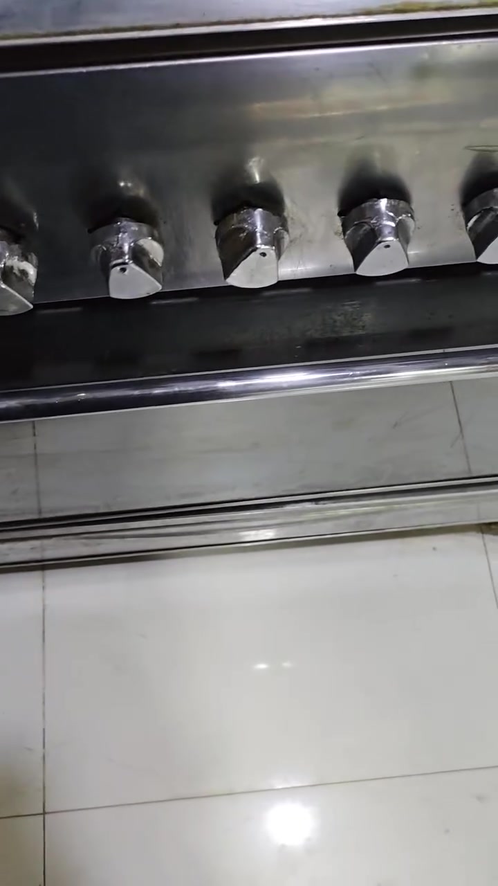 السلام عليكم طباخ نصري باب اول للبيع كامل وجاهز ومطبخ المنيوم ارضي وملحق تعليك السعر ثنينهن 655000 المكان البصرة كرمة علي اخوان نضاف بس المعرض يرادله تغليف خارجي من داخل كلش نضيف ابو التاج وقوي كلش تجي جيك وتحمل توصيل ما عندي  موجود واتساب *********** واتصال .

