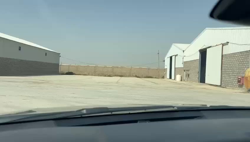 موقع تجاري على طريق بغداد كوت مباشرة جبهة 50 م للبيع ست جملونات مع ادارة وقبان جسري مشيدة على 5 ونص دونم طابو للاتصال ***********
