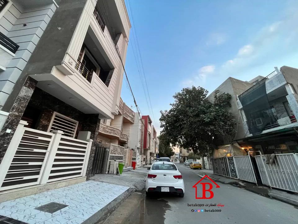 دار للبيع متكون من ثلاث طوابق

مساحة الأرض ٨١ متر مربع

وكل طابق مستقل بمقياس الكهرباء وخط ماء

وتانكي وماطور ماء

الطابق الارضي : صالة ومطبخ وحمام وغرفة نوم

وغرفة معيشة ومخزن صغير

الطابق الاول : عبارة عن شقة غرفتين وصالة ومطبخ وحمام وبالكون

الطابق الثاني : عبارة عن شقة غرفتين وصاله وحمام ومطبخ وبالكون

الطابق الثالث : بيتونة وسطح

العنوان:الاعظمية - شارع عمر بن عبد العزيز -

قرب جامع احمد ياسين

للاستفسار الاتصال على الرقم ***********

📍للعلم بدون دلالية •
