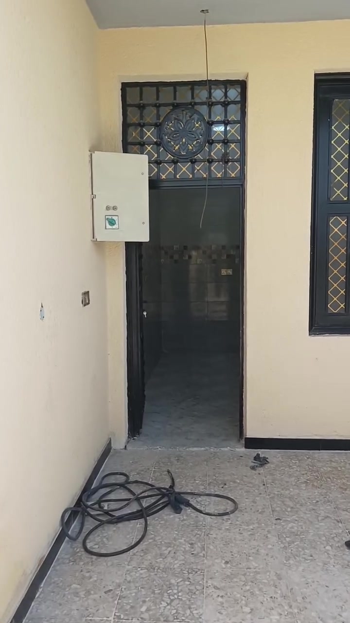 السلام عليكم بيت للبيع في حي الحكيم قرب صفحه معمل الاوكسجين قرب فرن العلم البيت مساحه ٢٠٠م الوجه10والنزال20 البيت البناء طابوق مرقم بلديه يحتوي البيت على غرفتين نوم وصاله ومطبخ واستقبال وصحيات داخليه وخارجيه السعر ٥٧ مليون للاستفسار اتصل على الرقم أو واتساب ***********
