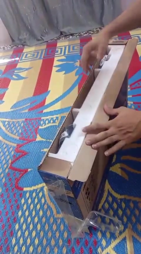 سلام عليكم اخوان شاشة جديدة طك الكارتون مامشتغلة ابد نوعية جيدا حجم ٣٢ الشراي يتصل وبيخير ويدلل *********** مكان كوفة حي ميسان
