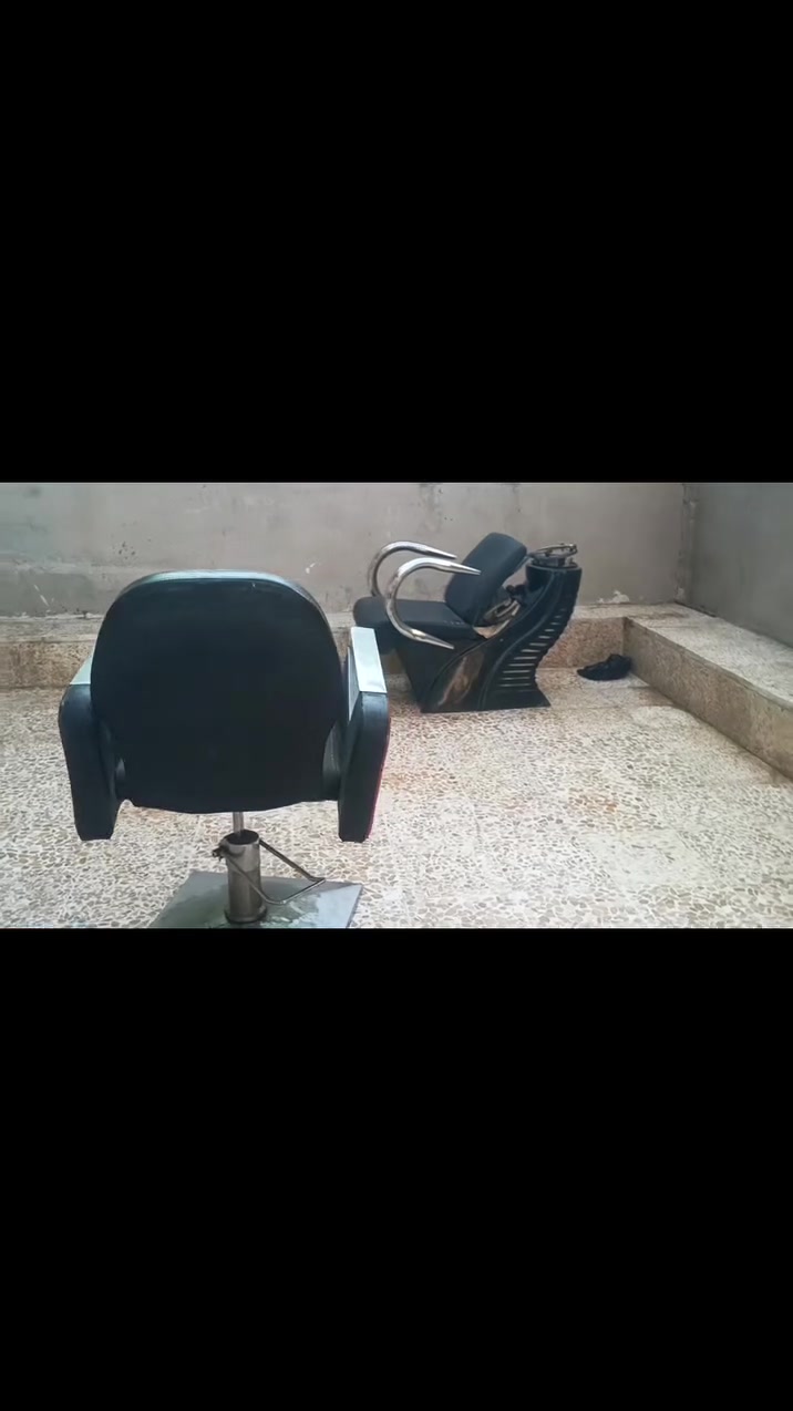 السلام عليكم
كراسي حلاقه تنضيف و الأخر عادي 

1.كرسي التنضيف بس مغسله مابي 

2.ال عادي ما بي شي مثل ما واضح يمك  

للستفسار 

***********
