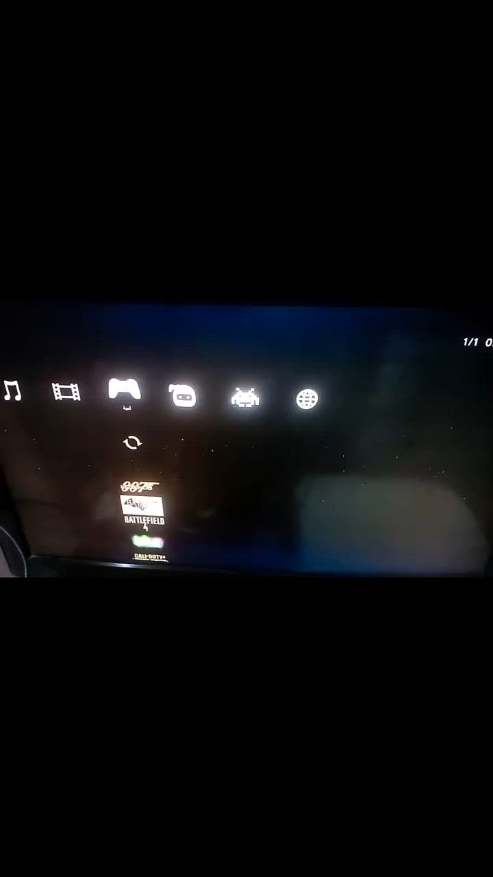 السلام عليكم بلي 3فات
نضام494 
جهاز ما مفتوح بي23لعبه 
هارده 250 تجي يده احده اصليه 
فيشه HD واير شحن واحد 
سعر 130 وبي مجال قليل 
مراسله خاص او رقم ***********
