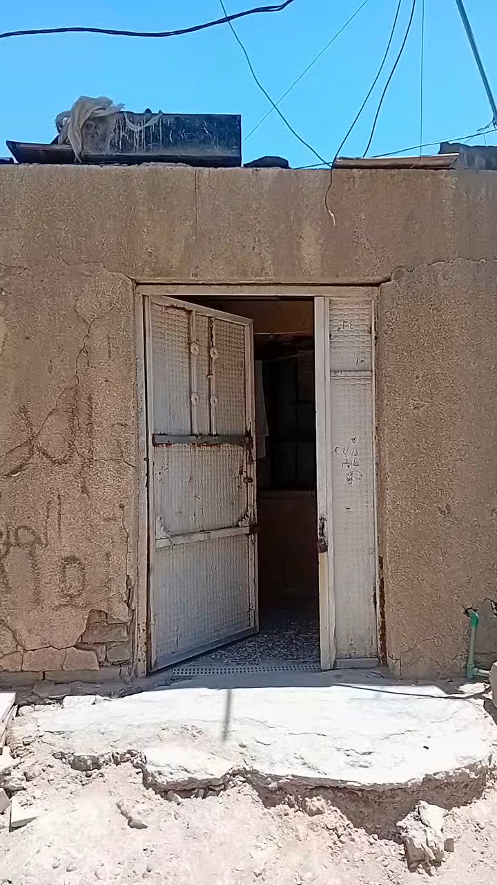 السلام عليكم بيت للبيع في منطقه ام الكبر والغزلان معمل الرحلات فرع كوفي السلطان قرب صوره السيد  البيت مساحه ٧٠ تقريبا استقبال +غرفه نوم+مطبخ +ترك+حمام مشترك وحوش صغير المنطقه خدمات كامله كهرباء ماء مجاري والتبليط قيد الانشاء السعر المطلوب 20 مليون وبي مجال قليل للاستفسار *********** متواجد واتساب وفيس
