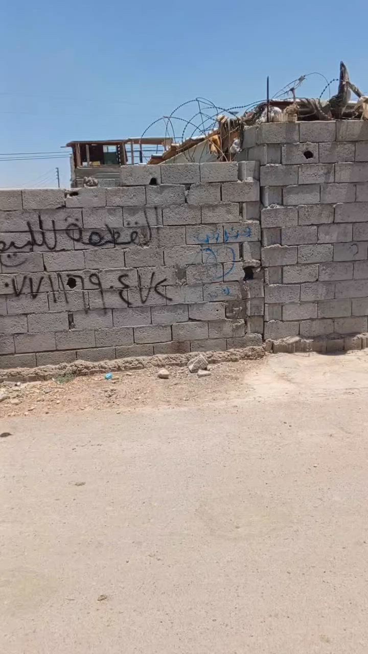 السلام عليكم قطعه ارض للبيع ماء كهرباءمجاري تبليط مساحتها/275/عقد/117/منطقة بوب الشام بيت ضيفان القطعة/مثلثة/السعر/الاتصال الرقم ***********
